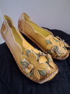 NWOT HANDMADE SOCOFY UNIQUE Yellow Floral Leather Slip-On Flats SZ 8.5